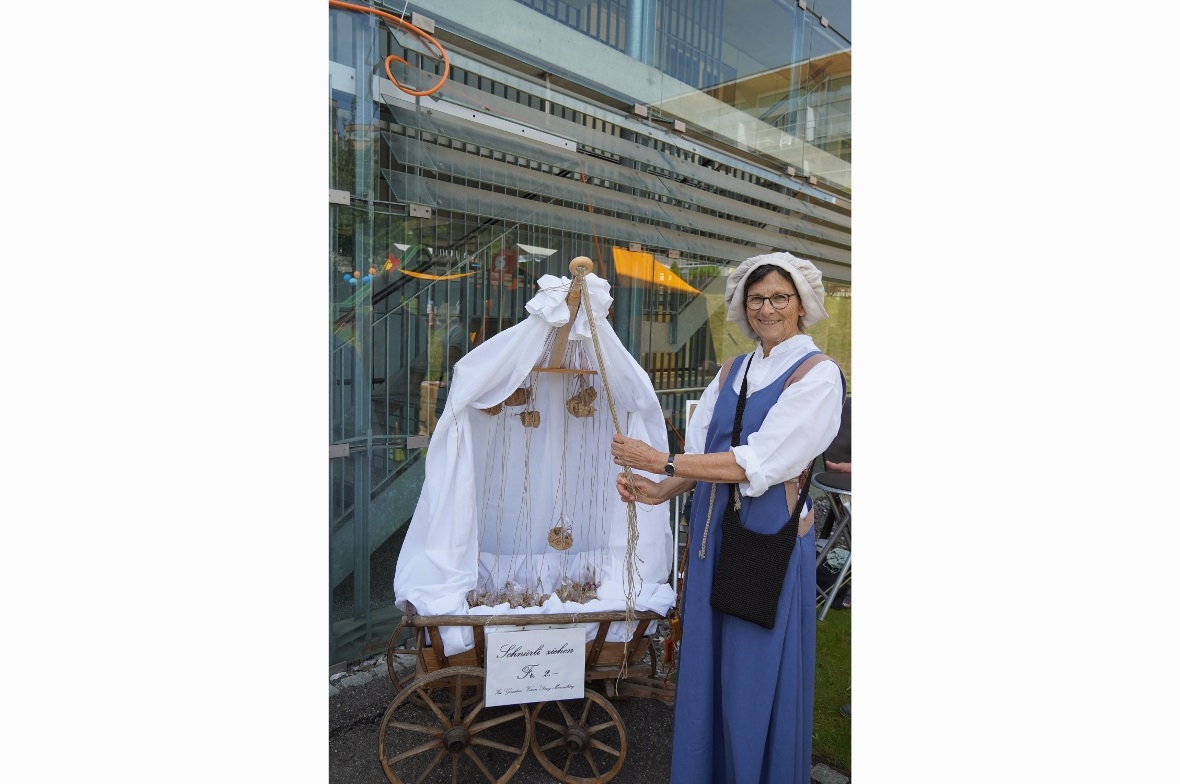 Schnürli ziehen und Preise gewinnen – Ursula Amsler vom Burgverein Mannenberg ze...