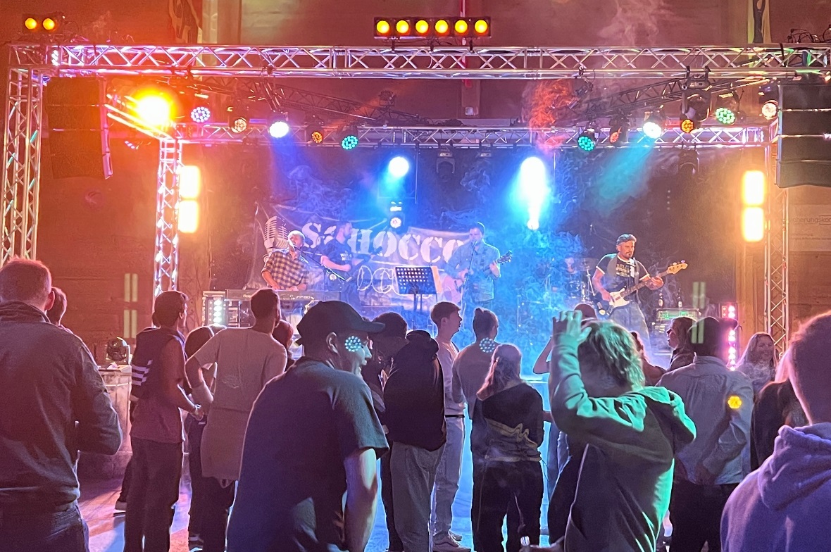 «Schocco Rocco» brachte das Publikum zum Mitsingen. Dank der Gesangstalente in der Band fiel kaum auf, dass der Leadsänger Cristan fehlte.