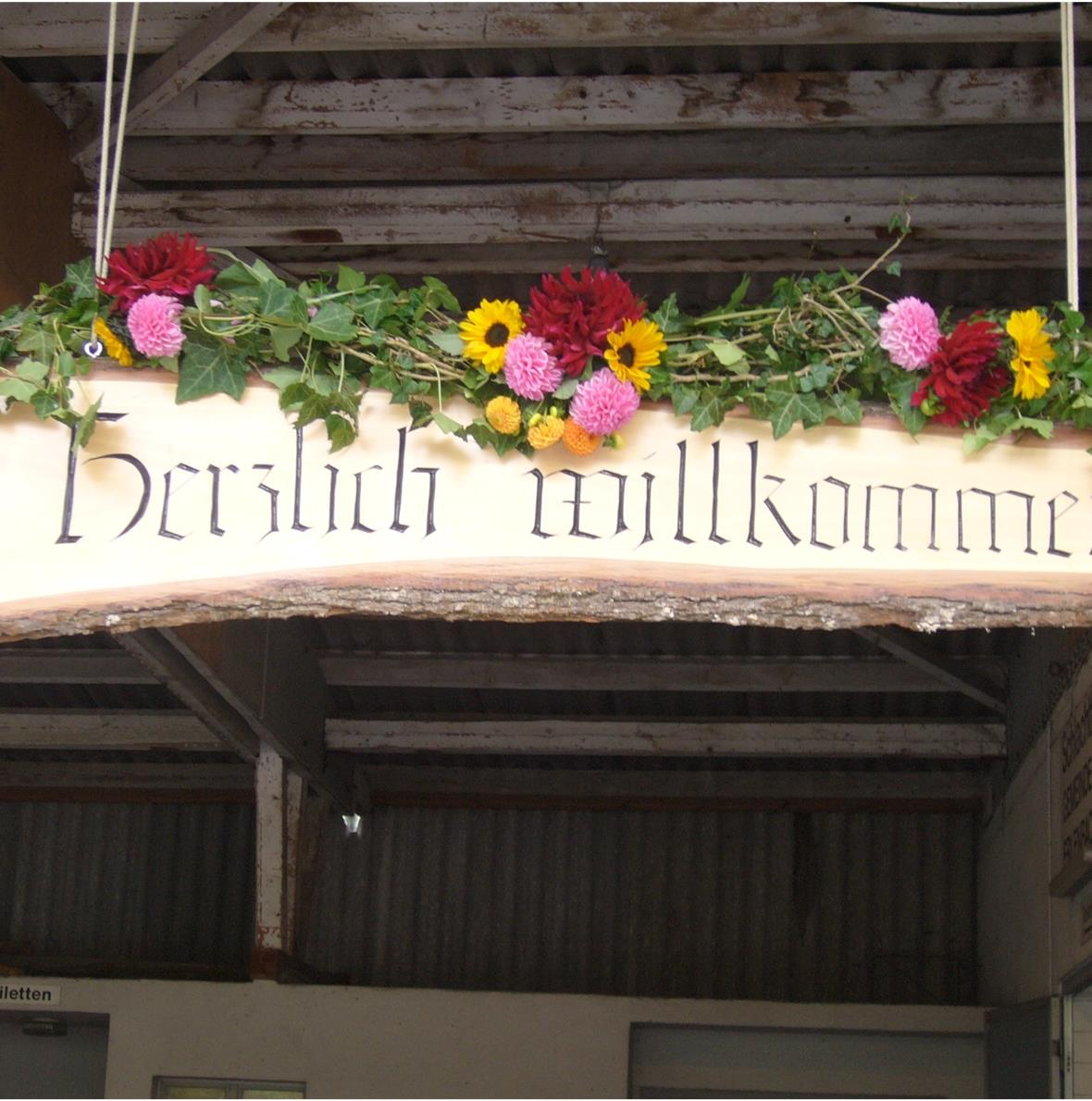 Jubiläumsschau der gemsfarbigen Gebirgsziegen Schön dekorierter Willkommensgruss