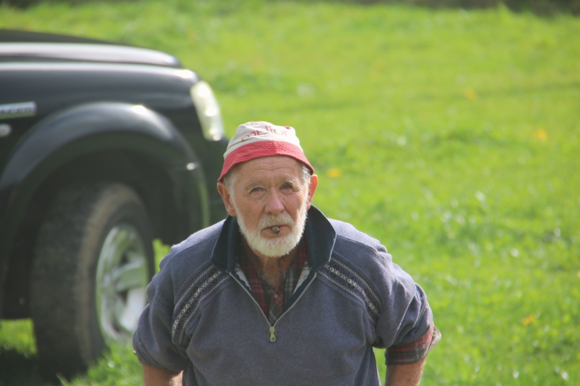 Schön hat es sich Alt Feuerwehr Kdt Fritz Batzli Senior nicht nehmen lassen an d...