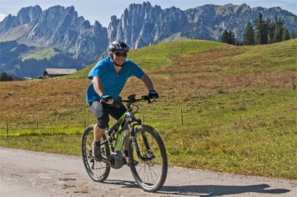 Schöne Bike-Routen mit den Gastlosen im Hintergrund.