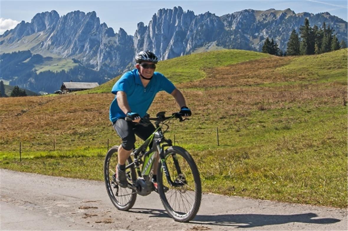Schöne Bike-Routen mit den Gastlosen im Hintergrund an den "2. Bike Days Jaunpas...