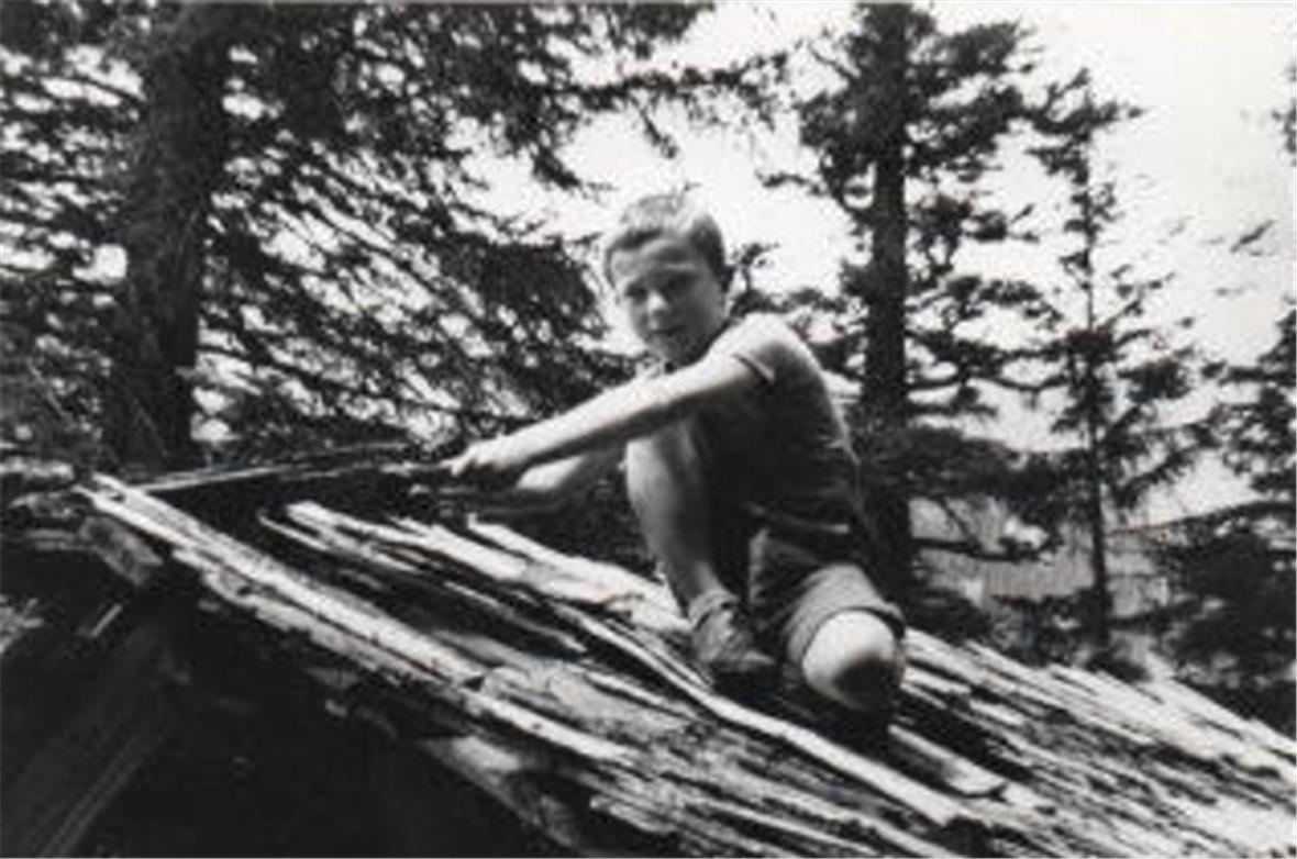 Schon als Kind auf Instandhaltung eingestellt: Hansueli Eggen flickt ein Schindeldach im Bunschental