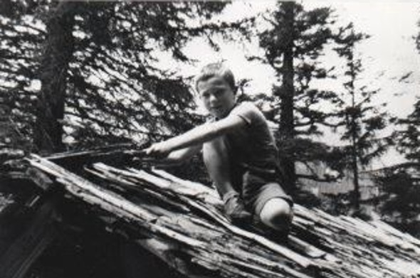 Schon als Kind auf Instandhaltung eingestellt: Hansueli Eggen flickt ein Schindeldach im Bunschental