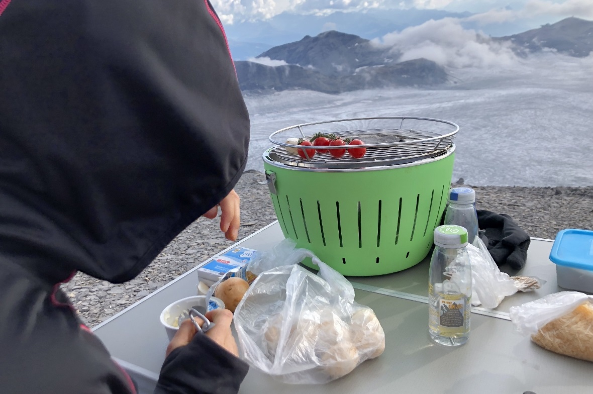 Schon bald begannen sie mit der Zubereitung des besonderen Menüs.