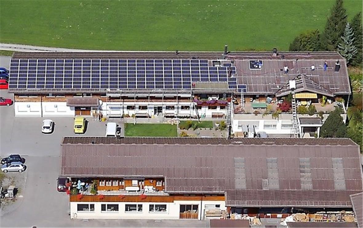 Schon bald werden 280 Panels à 240 Watt ab der Taghelle bis nach Sonnenuntergang jährlich rund 80000 kWh Strom produzieren. Genau dann am meisten (Mittagszeit), wenn am meisten verbraucht wird. Auch bei Wolken und Nebel wird Strom produziert, nur etwas weniger.