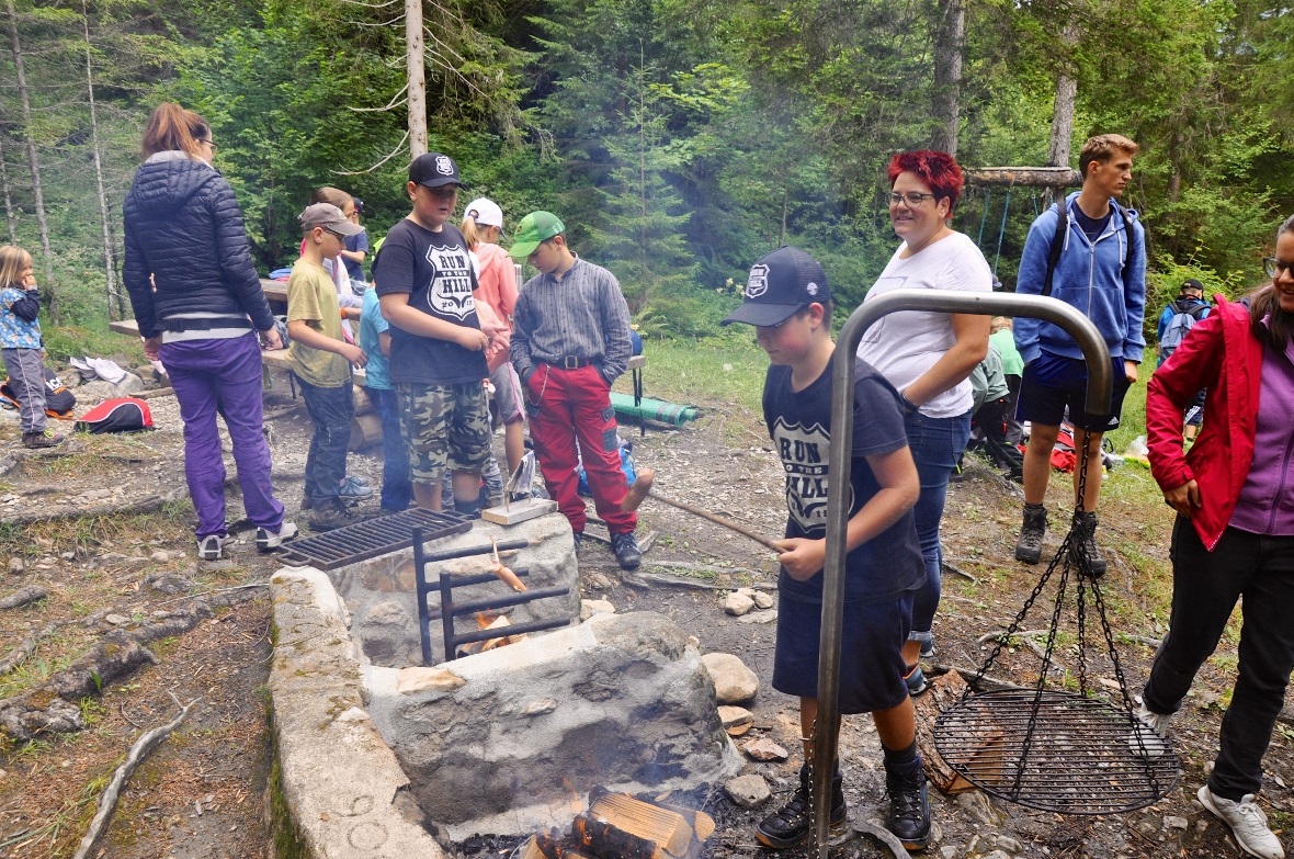 Schon brutzeln die ersten Würste auf dem Grill.