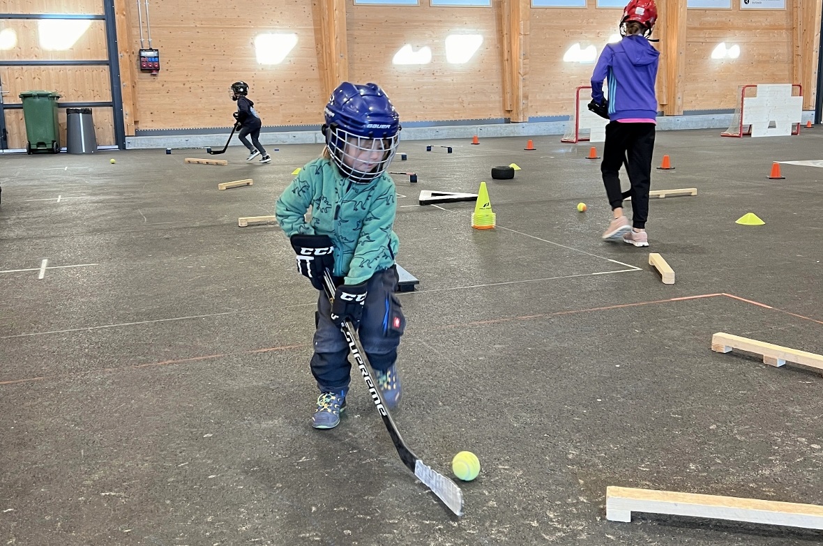 Schon die Kleinsten führten den Tennisball geschickt durch den Parcour.
