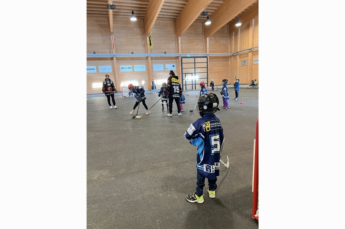 Schon die Kleinsten führten den Tennisball geschickt durch den Parcour.