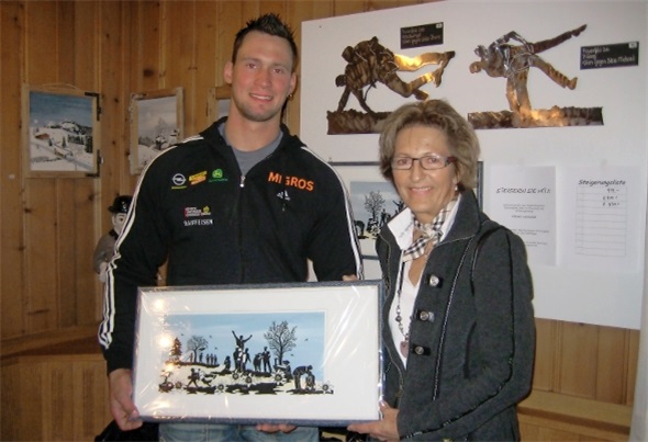 Schon liegt das Gebot für diesen Scherenschnitt auf über eintausend Franken: Der Original Scherenschnitt mit dem Titel «Frauenfeld 2010» von Ursula Regez-Fuchs gehört dem Schwinger-König. Für das einzige (seitenverkehrte) Duplikat kann im Hirschen bis Ende März 2012 ein Angebot eingereicht werden.