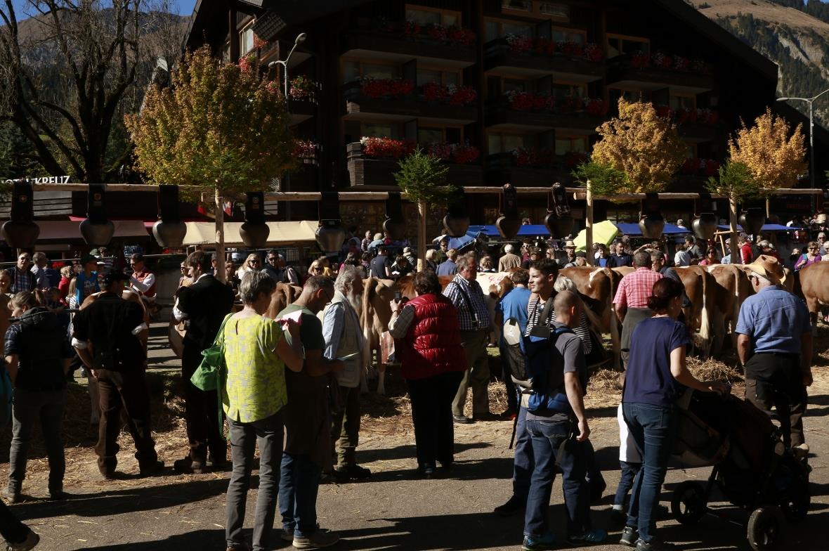 Schon vor der ersten Züglete füllte sich der"Märitplatz. Kind und Kegel, Kuh, Zi...