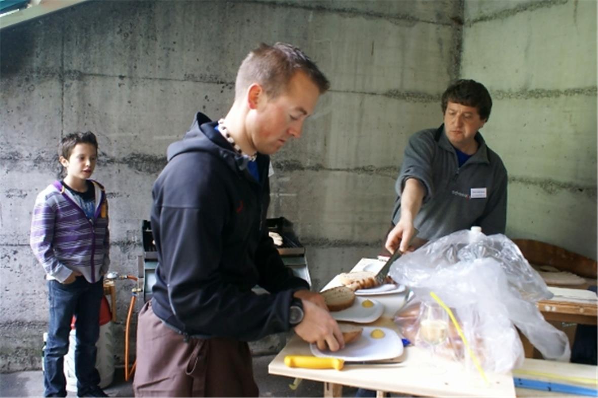 Schreiner als Grillmeister in Aktion