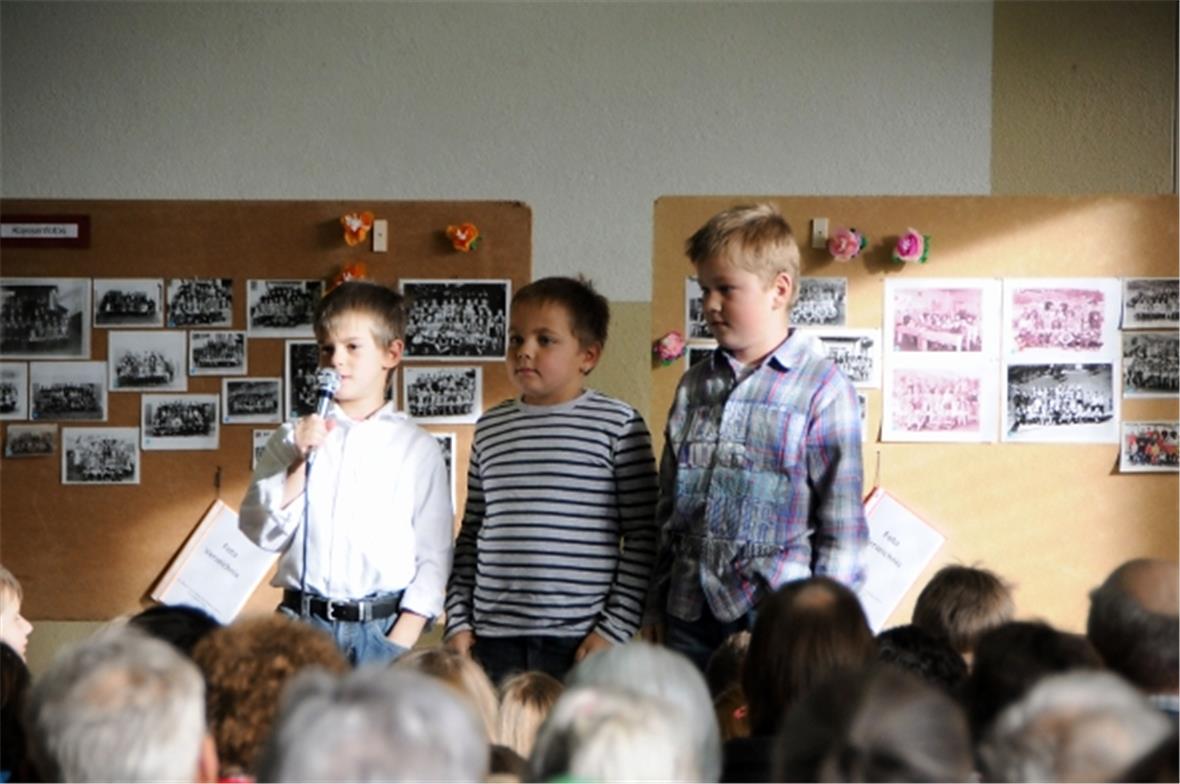 Schüler beim Votragen der Verse.