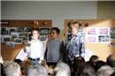 Schüler beim Votragen der Verse.