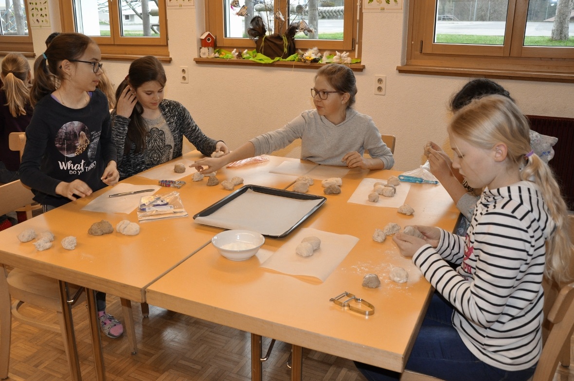 Schülerinnen beim Erstellen der Partybrote.