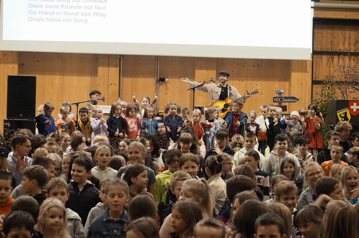 Premiere für den Schulsong «Mir häbä Sorg» Schülerinnen und Schüler der Schule Zweisimmen präsentierten zusammen mit eifachBEN ihr neues Schullied.