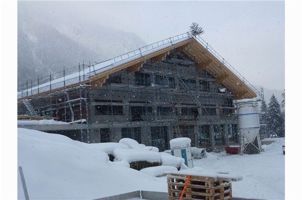 Schulhaus Wiriehorn unter Dach, aber noch ohne Holzverkleidung.