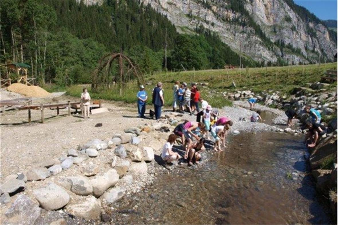 Schulklasse beim erkunden des Wassers