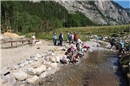 Schulklasse beim erkunden des Wassers