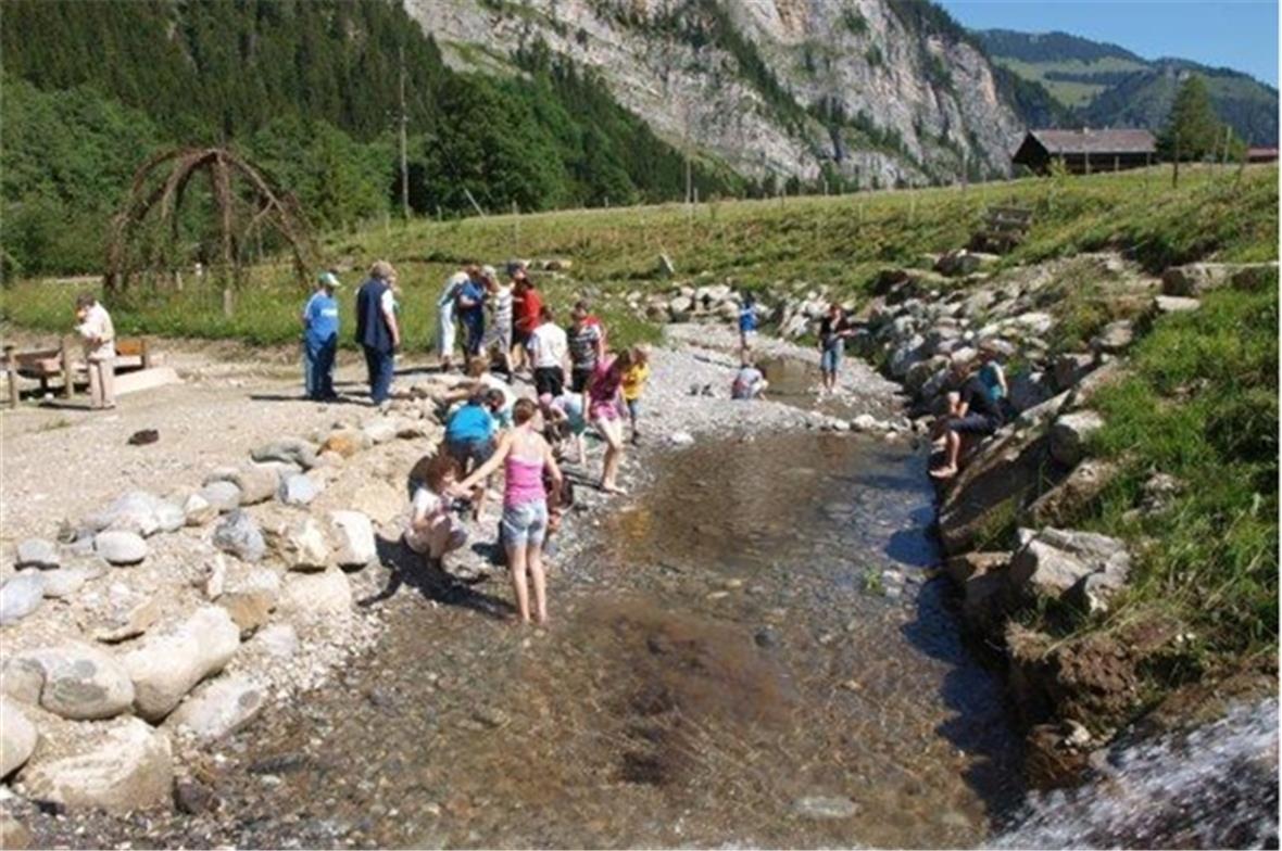 Schulklasse beim erkunden des Wassers