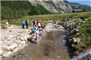 Schulklasse beim erkunden des Wassers