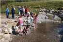 Schulklasse beim erkunden des Wassers