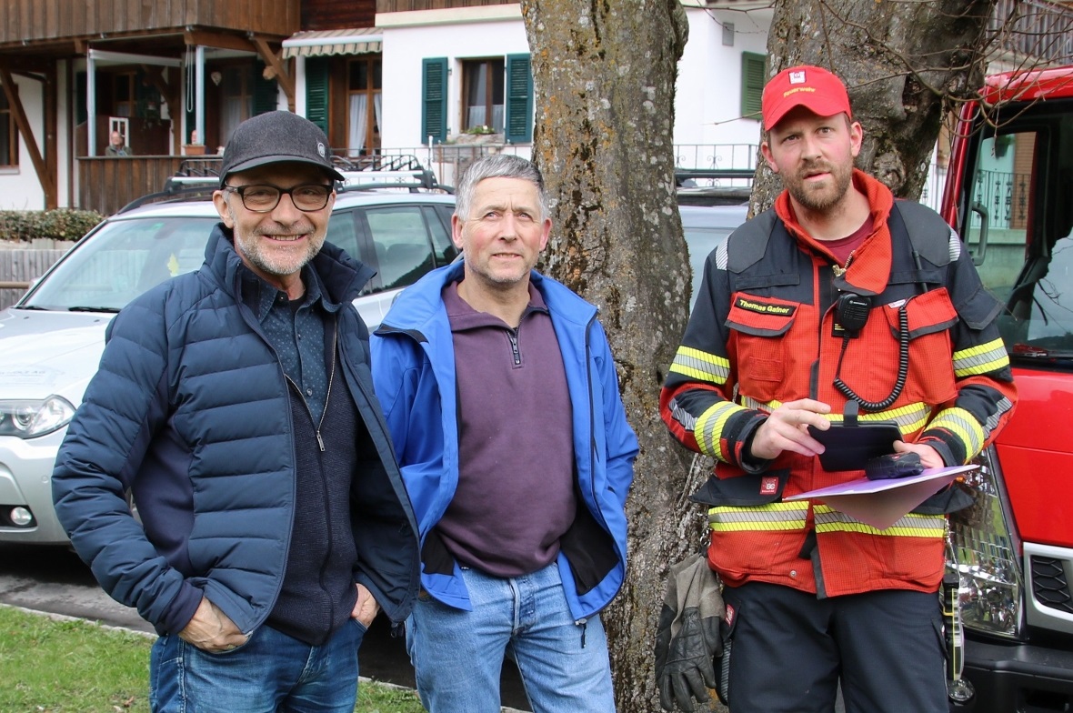 Schulleiter Bernhard Wüthrich, Gemeinderat Hans Rudolf Tschabold und Kommandant ...