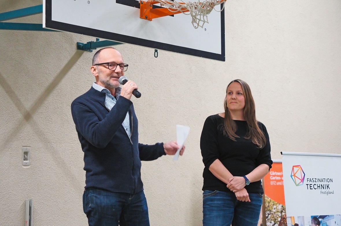 Schulleiter Bernhard Wüthrich begrüsste die ehemalige Radiomoderatorin Marianne ...
