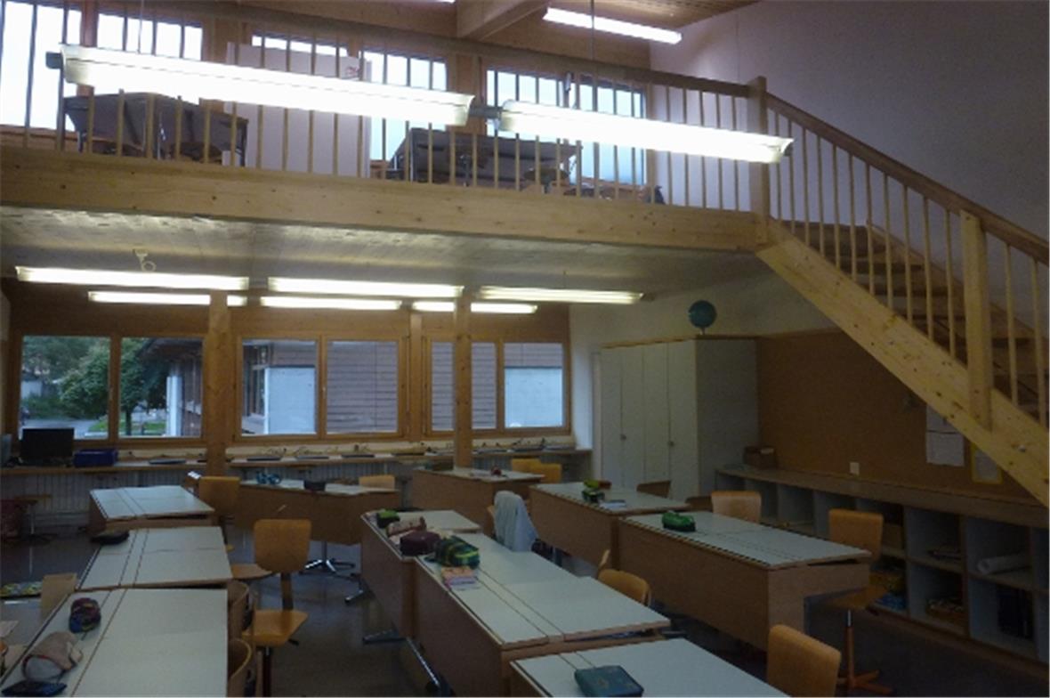 Schulzimmer mit Arbeitsplätzen auf der neuen Galarie.