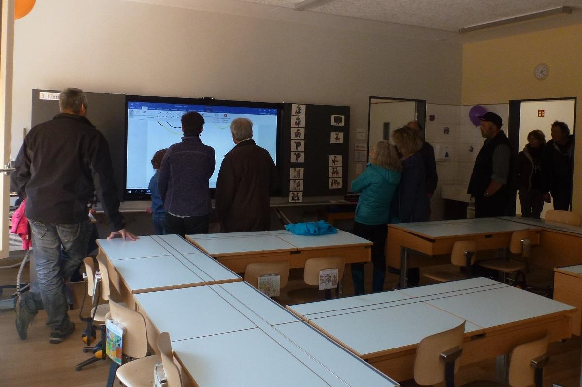 Schulzimmer mit interaktiver Tafel .