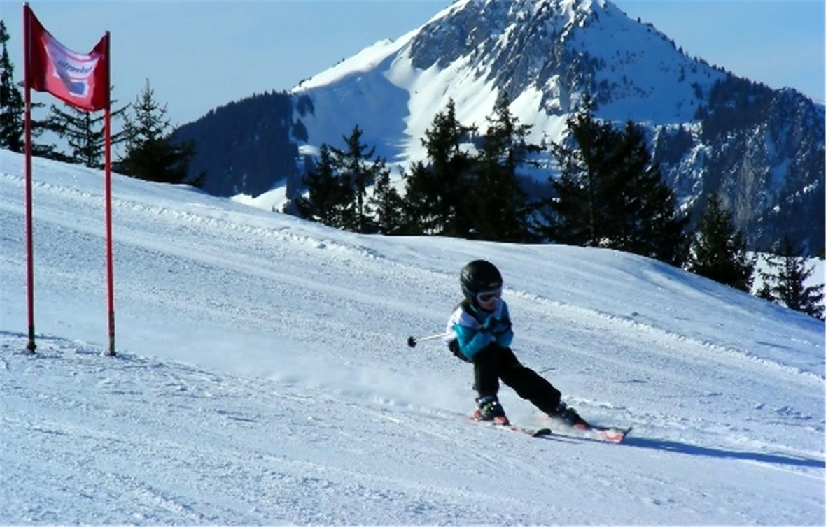 Schussfahrt vor herrlicher Bergkulisse.