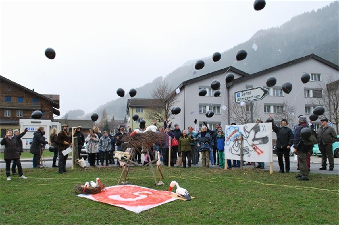 Schwarze Ballone als Zeichen der Trauer und des Unmutes: Die angehängte Karte mahnt an die Opfer der Zentralisierung: Mensch, Arbeit, Zukunft…