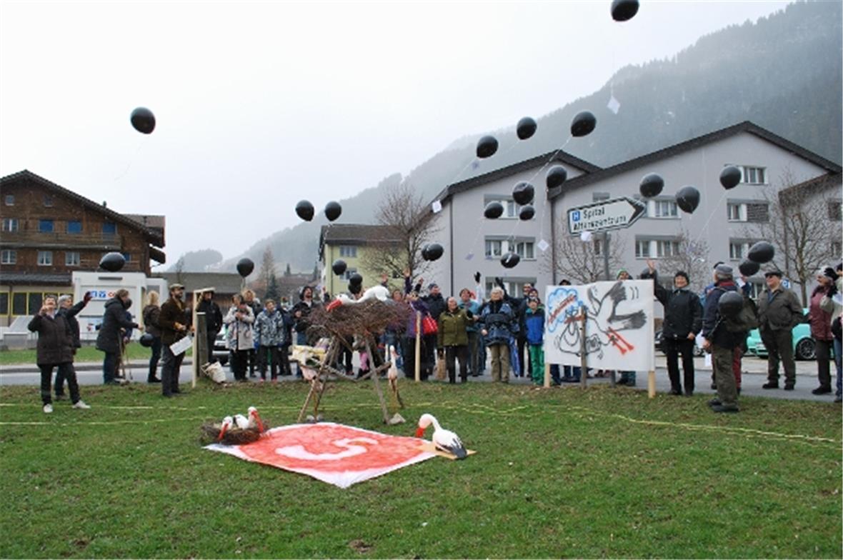 Schwarze Ballone als Zeichen der Trauer und des Unmutes: Die angehängte Karte ma...