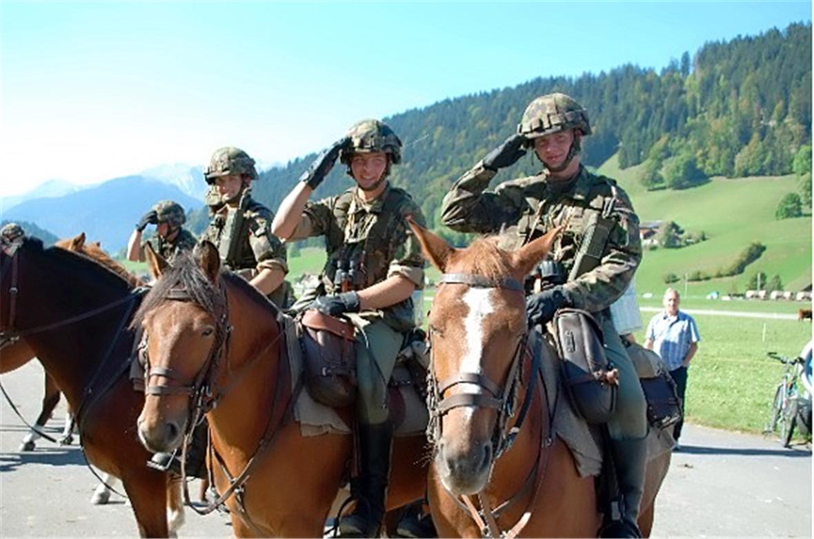 Schweizer Trainsoldaten hoch zu Pferd