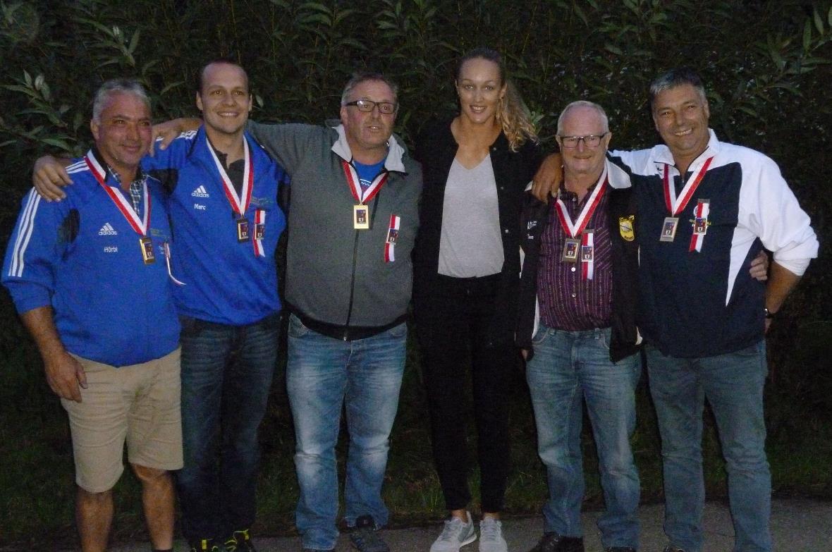 Schweizermeister treffen Schweizermeisterin: Die Schützen Hermann Rösti, Marc Aegerter, Ueli Moor, Hanspeter Eggen, Jean-Marc Cottier treffen die Volleyballerin Anouk Vergé-Dépré.