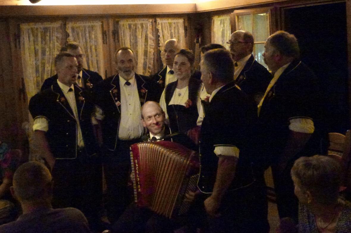 Schwendiboden-Jodler mit Peter Stucki an der Handorgel.