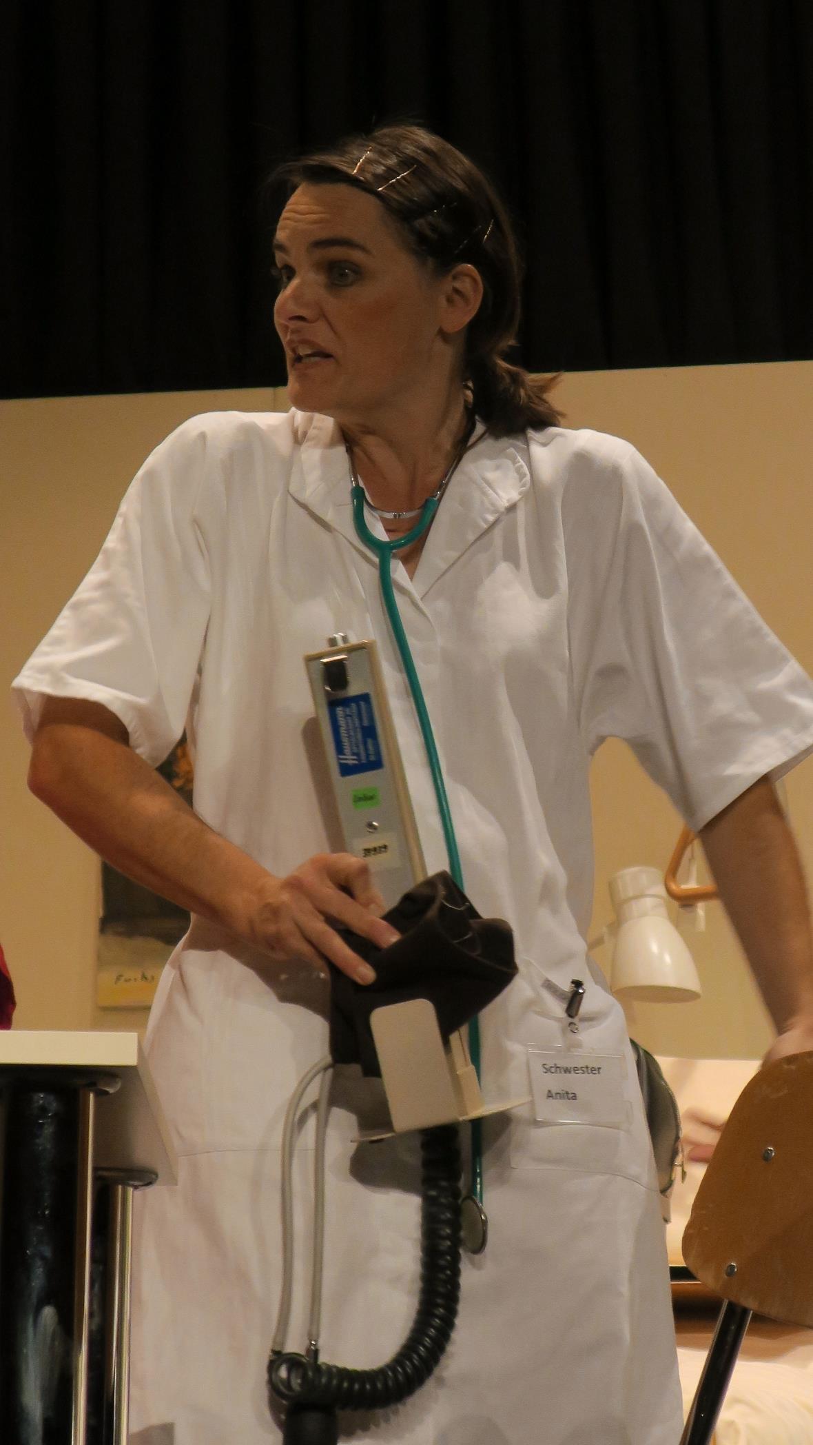 Schwester Anita (Christine Schwizgebel) kann’s nicht fassen!