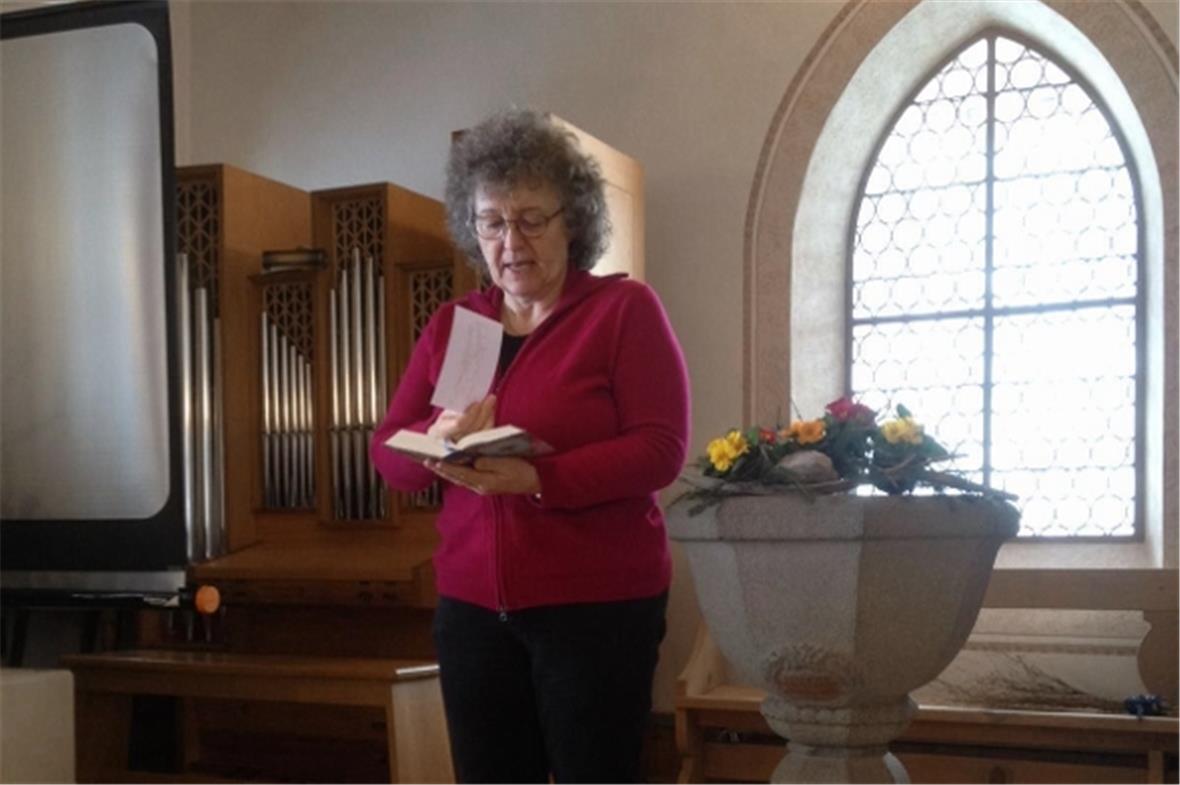 Schwester Anny liest aus der Bibel vor.