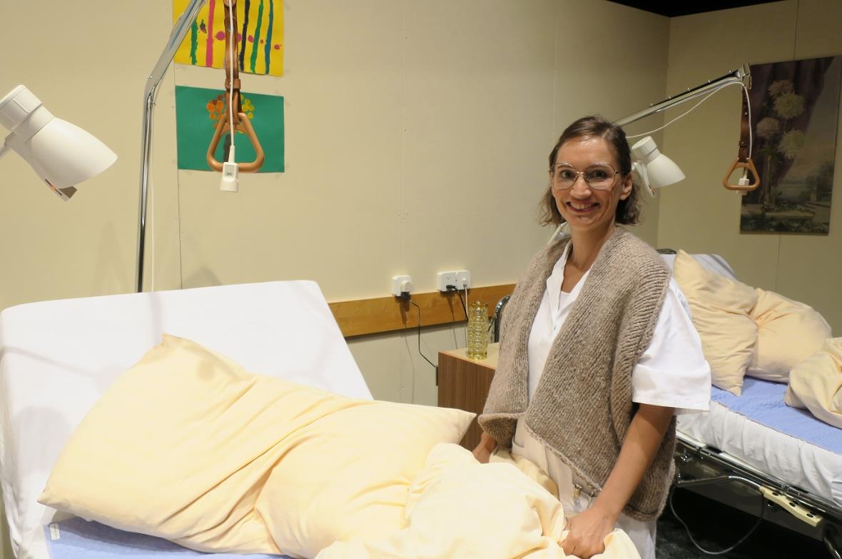 Schwester Vreni (Nathalie Moser-Hehlen) richtet die Betten.