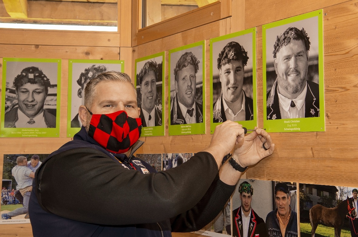 Schwingerkönig Christian Stucki brachte im Schwingerpavillon auf dem Springenboden sein Portraitbild in der Galerie der Schwingerkönige gleich selbst an.
