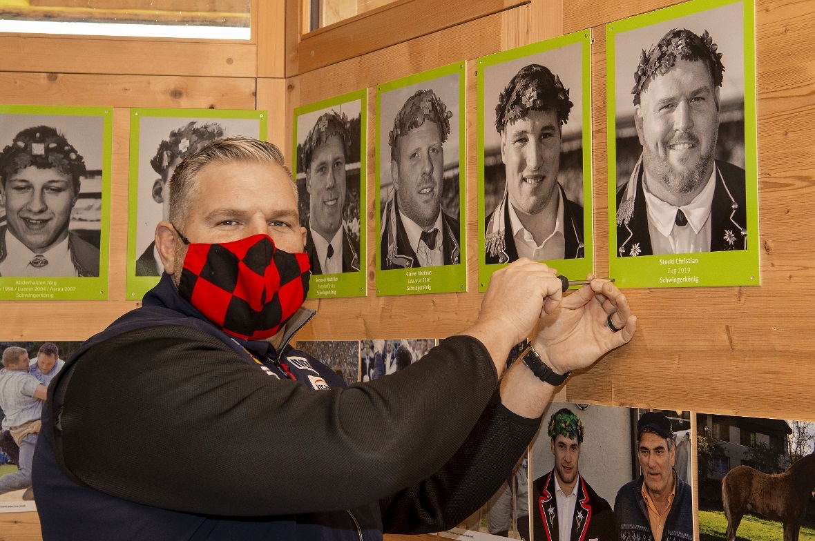 Schwingerkönig Christian Stucki brachte im Schwingerpavillon auf dem Springenbod...