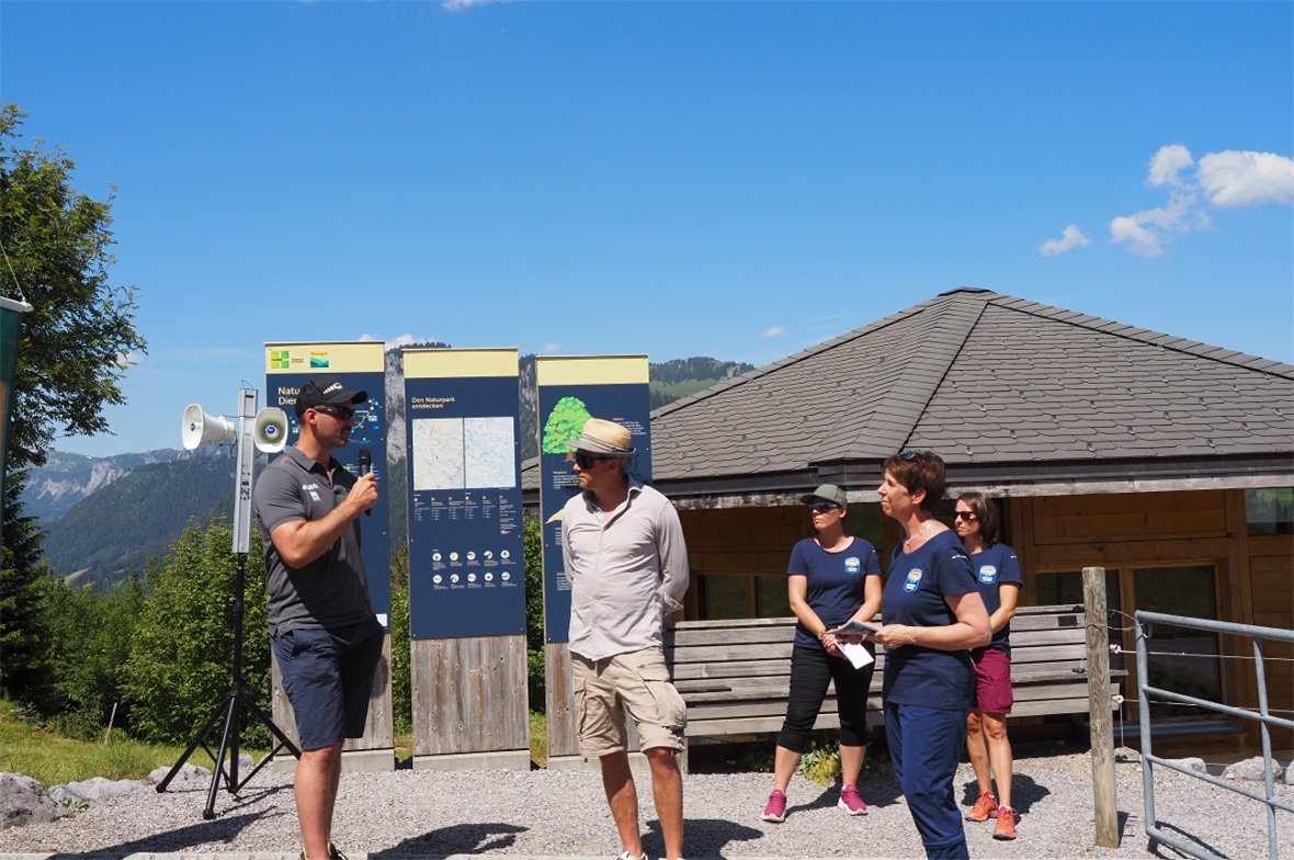 Schwingerkönig Kilian Wenger, App-Entwickler Fabio Rudolf und Naturpark-Geschäftsführerin Beate Makowsky im Gespräch vor dem Schwingerpavillon bei der offiziellen Eröffnung der digitalen Ergänzung des Themenweges.