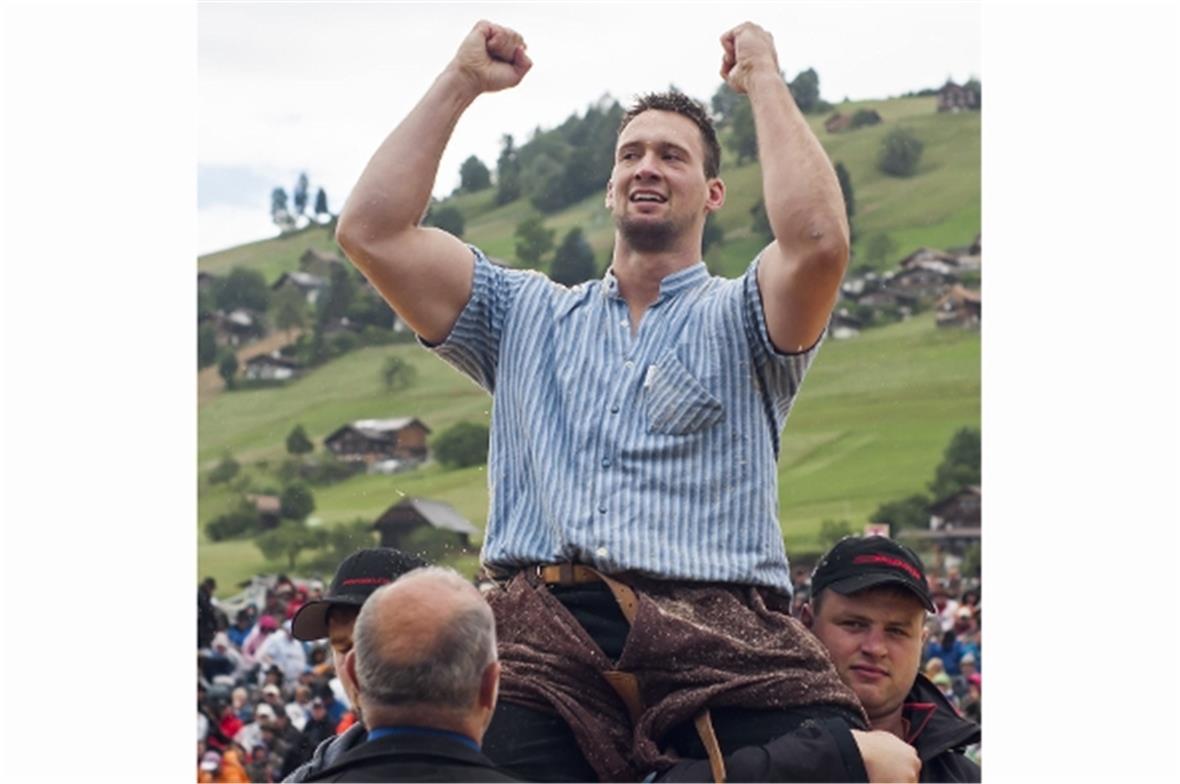Schwingerkönig Kilian Wenger aus dem Diemtigtal gewinnt am Oberländischen Schwingfest 2014 in Sigriswil