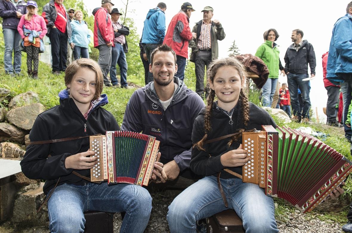 Schwingerkönig Kilian Wenger erfreute sich am unterhaltenden Örgelispiel seiner ...