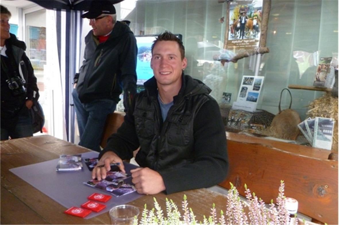 Schwingerkönig Kilian Wenger hat Autogrammstunde.