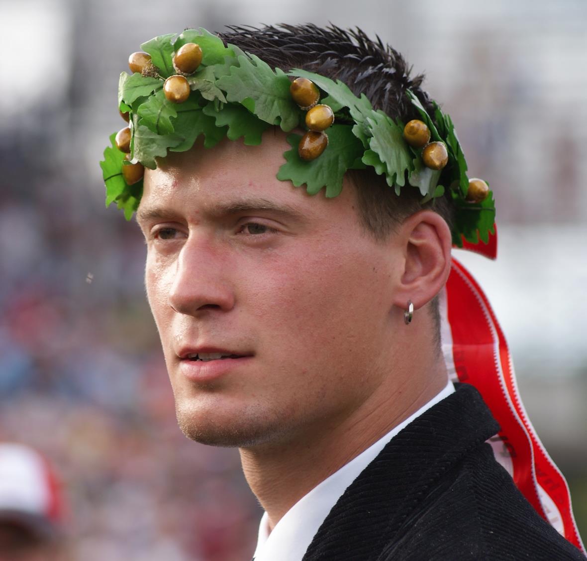 Ehrenplatz für Publikumsliebling Kilian Wenger Schwingerkönig Kilian Wenger ist für das SF-Publikum der beliebteste Schweizer Sportler des Jahres 2010