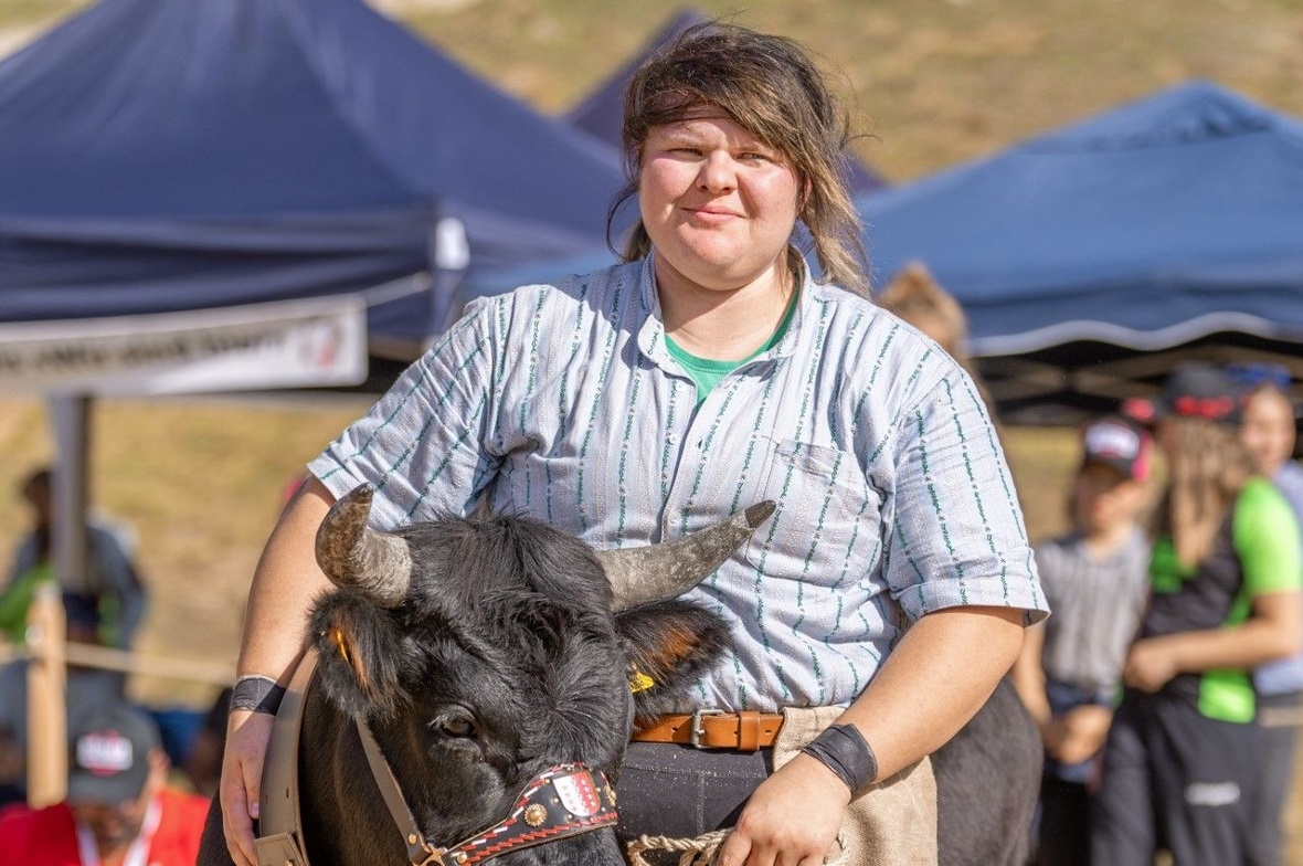 Schwingerkönigin Angela Riesen mit Eringerrind Canaille.