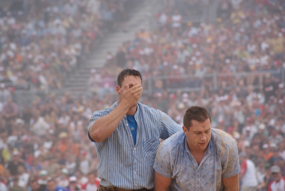 Schwinghistorischer Moment zwischen Kilian Wenger und Jörg Abderhalden.