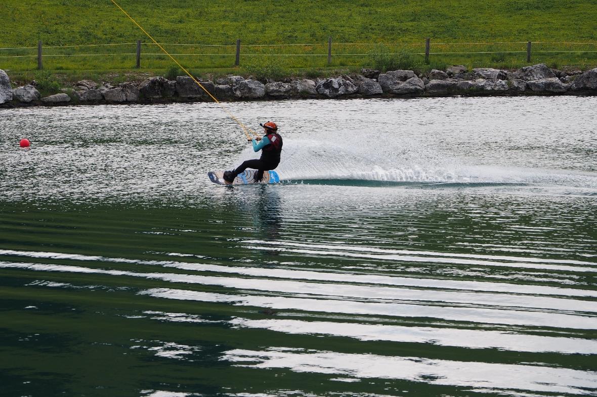 Schwungvolle Kurven im Wasser