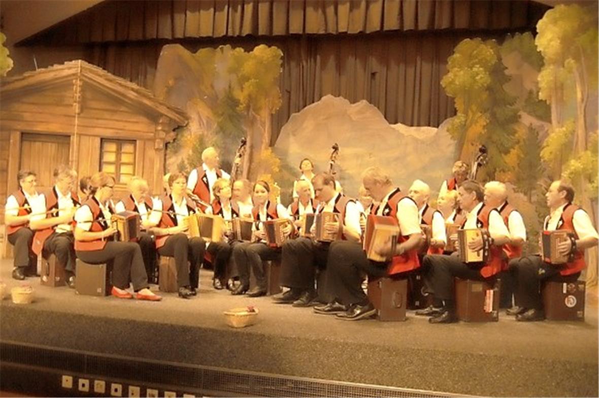 Schwyzerörgeli-Grossformation Kempthal-Oergeler